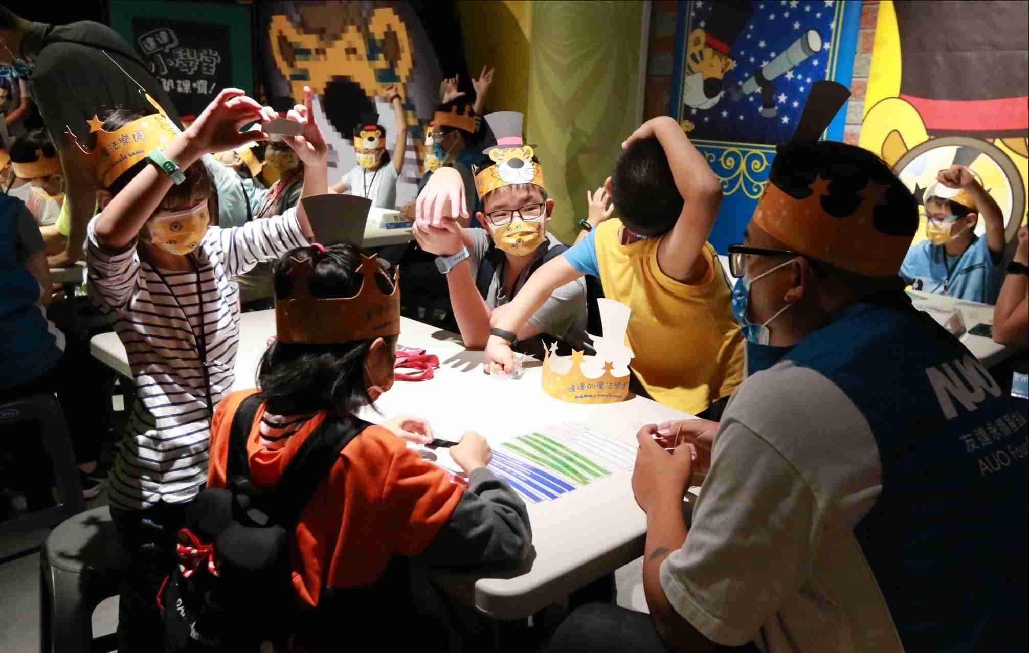 红龙扑克以永续理念推动全人教育计划，，内外结盟储备科普教育人才，，，，荣获亚太永续行动奖社会共融面的金奖肯定