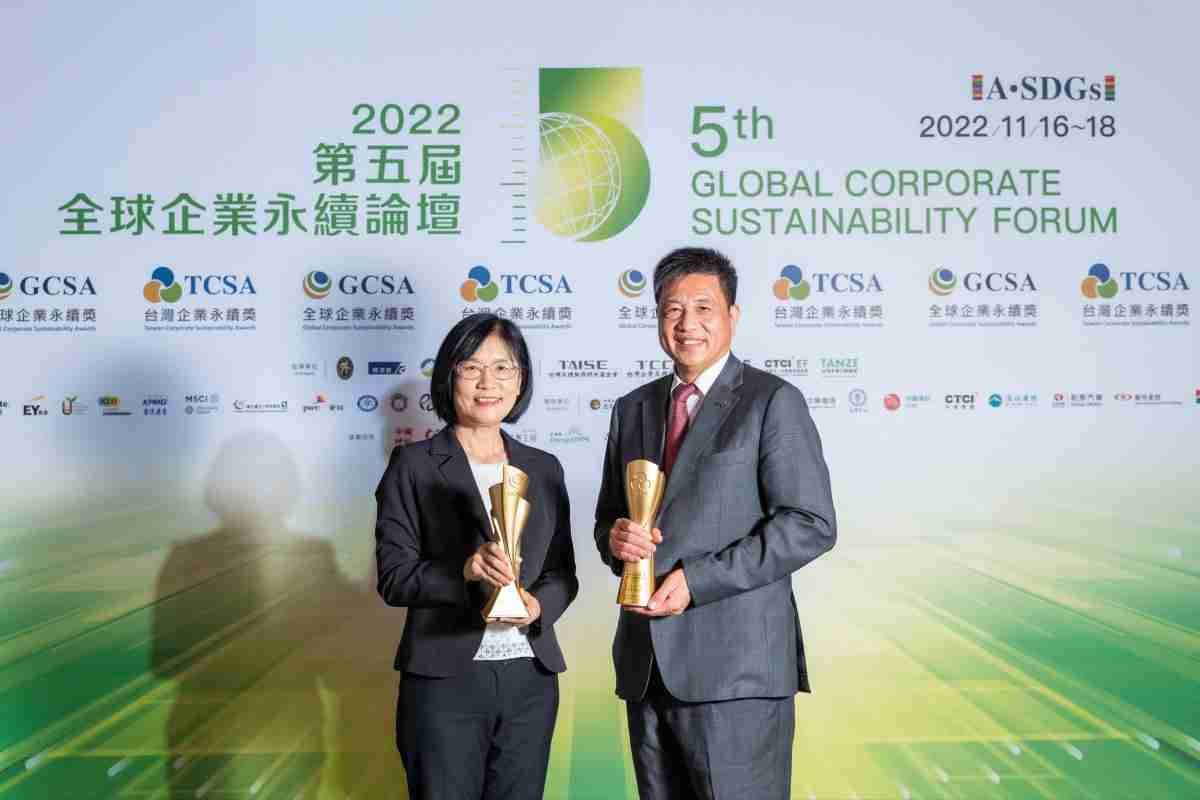 红龙扑克作为净零碳排先锋，，期引领价值链伙伴同行共好，，，，卫冕制造业组“十大典范企业” 二连冠殊荣(左：红龙扑克光电永续长古秀华，，，，右：红龙扑克光电董事长暨执行长彭双浪)