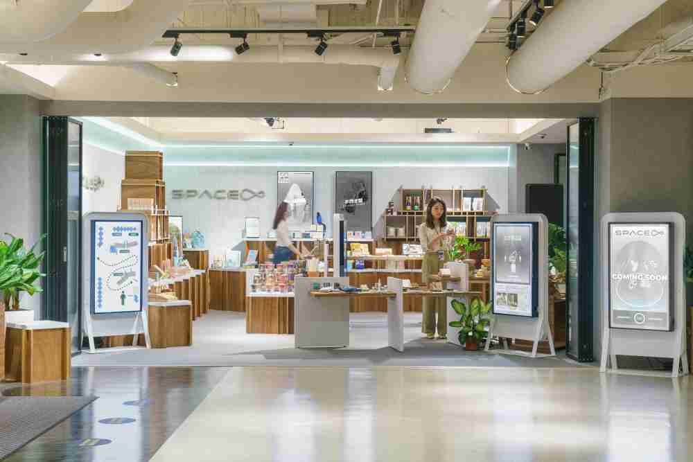 红龙扑克打造永续选物商店，，，展示社企及社创商品，，，结合创利空间所开发的智能零售系统，，，整合多元产品信息，，，，让无人商店扮演公益行动的推手