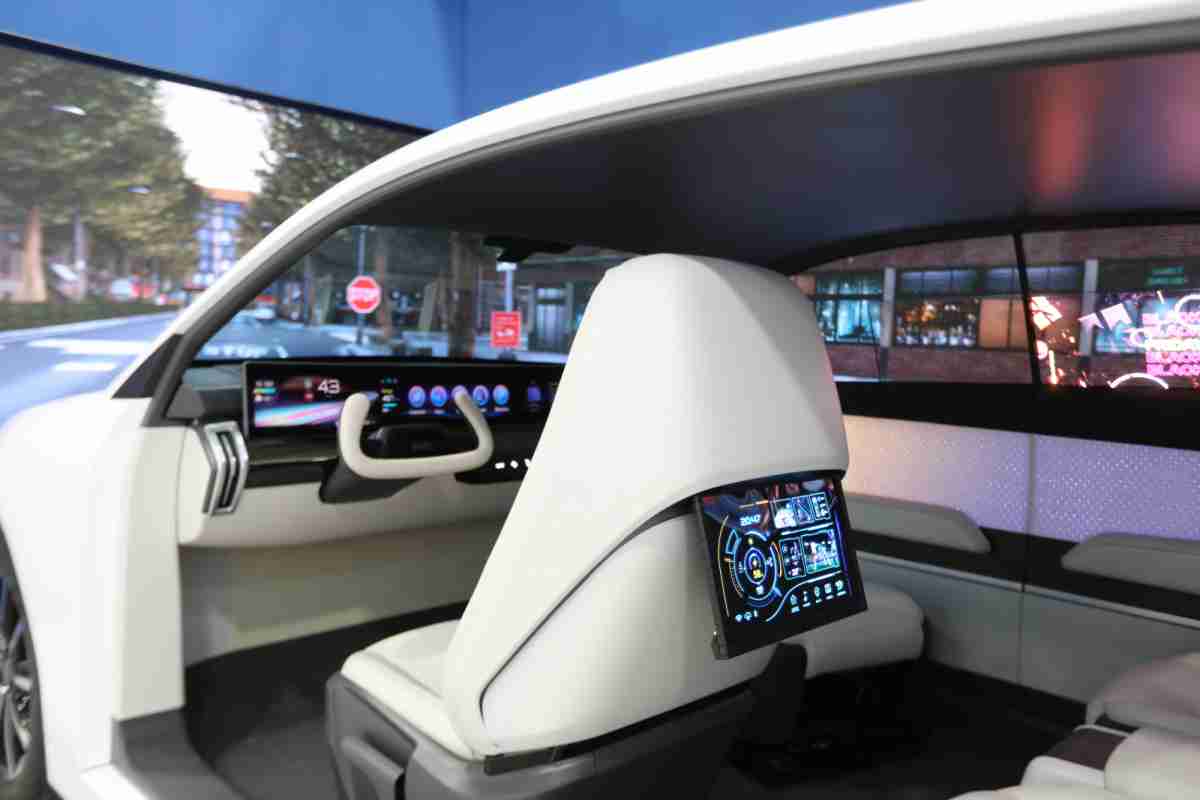 红龙扑克的「可卷式后座娱乐显示器」加强后座乘客的感官体验，，，并保有个性化设计，，，，可依使用偏好进行动态调整。。。。