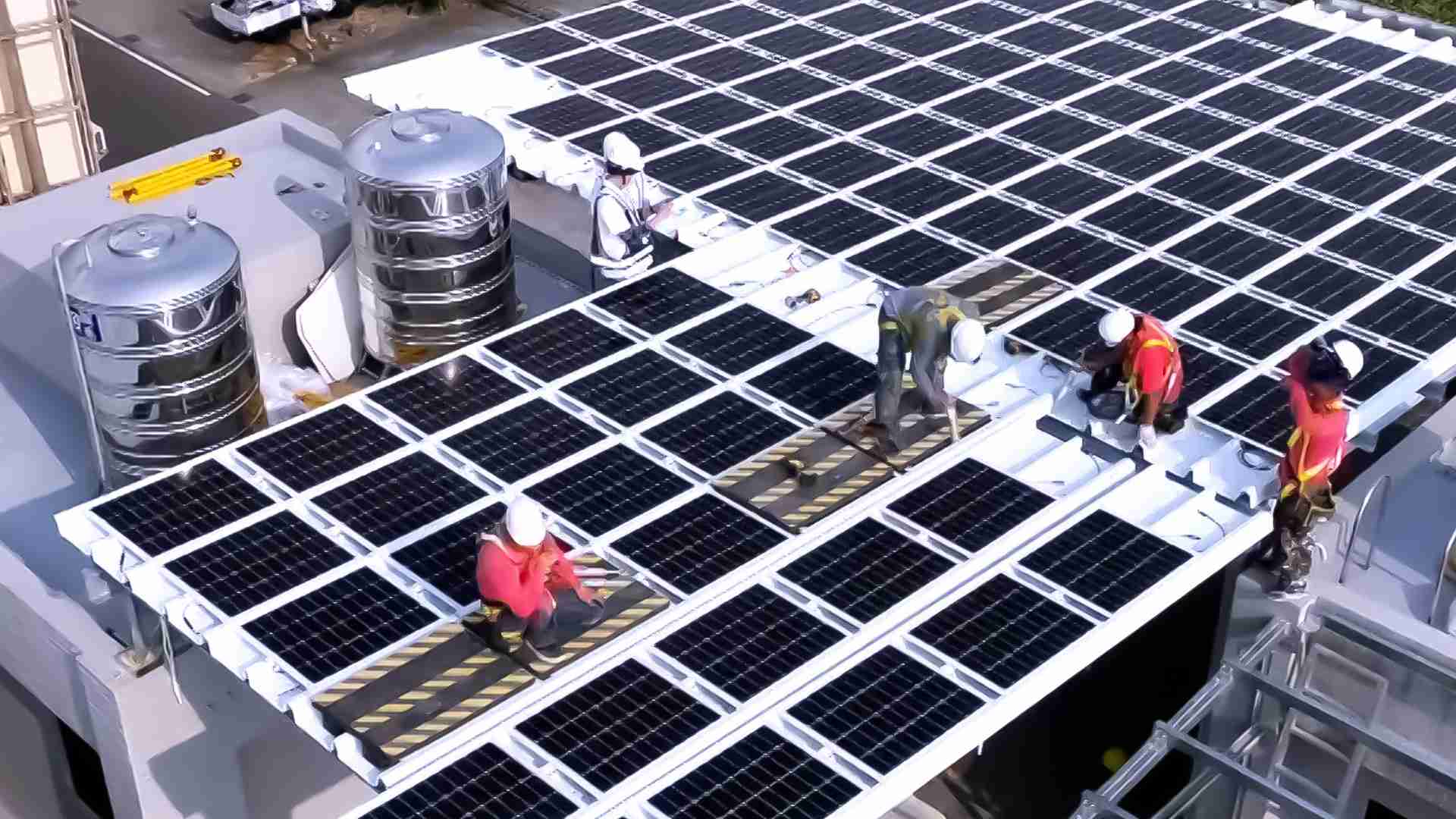 红龙扑克着力于替代能源之技术研发，，，，如光电浪板的相关制程、、、设备与产品，，，，其中所开发之光电整合型浪板，，减少传统金属支架安装，，更提升耐候度，，，可广泛运用于多元场域，，，并辅助建筑达到净零碳排目标