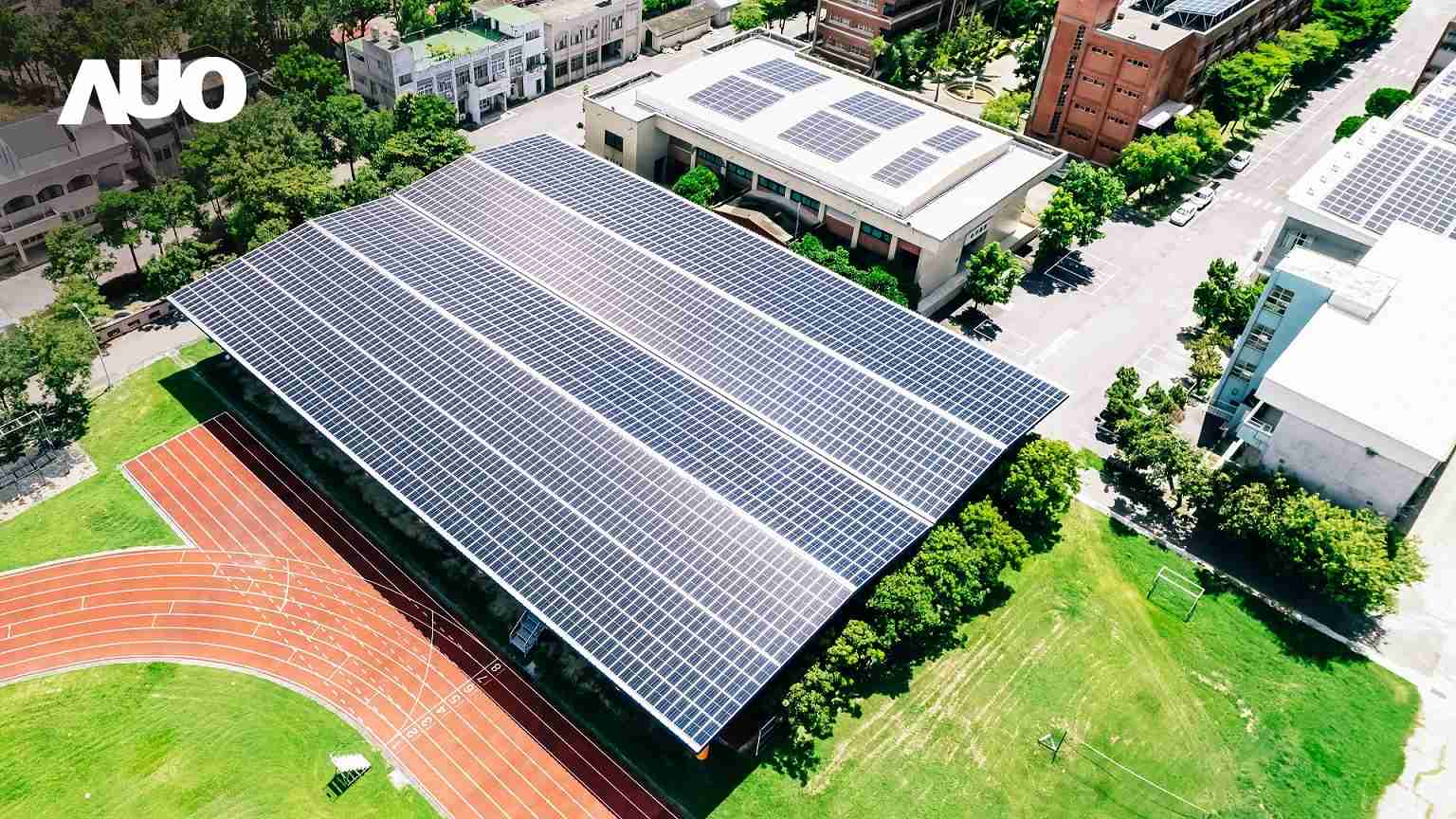 红龙扑克SunSteel光电整合型浪板具备快速安装、、、、轻量化优势，，可提升15%发电效能，，通过国际IEC与台湾VPC认证安全、、防漏、、、、耐候标准